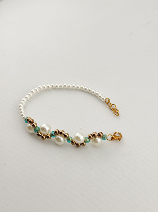 Modern Pearl and Crystal Beaded Bracelet, Nature-inspired jewelry,aesthetic jewelry