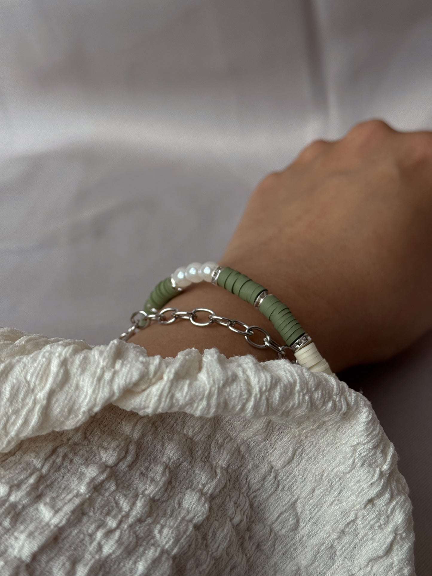 Green& Ivory Heishi Beaded Silver Chain Bracelet, Handmade Minimalist Jewelry with Freshwater Pearl & Stainless steel Toggle Clasp