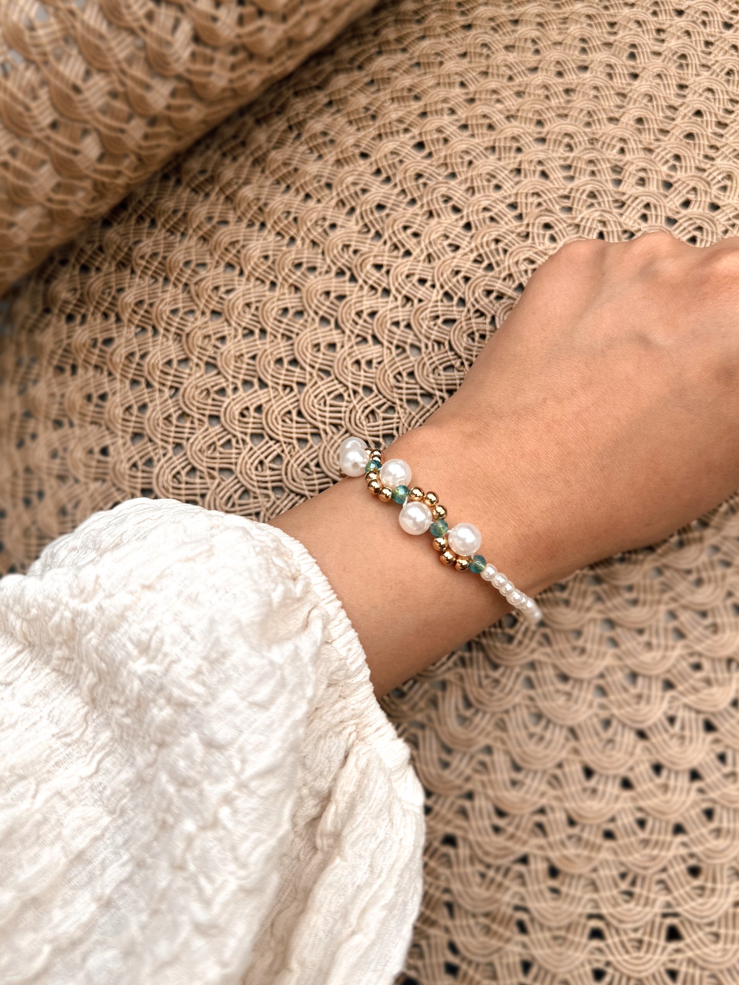 Modern Pearl and Crystal Beaded Bracelet, Nature-inspired jewelry,aesthetic jewelry