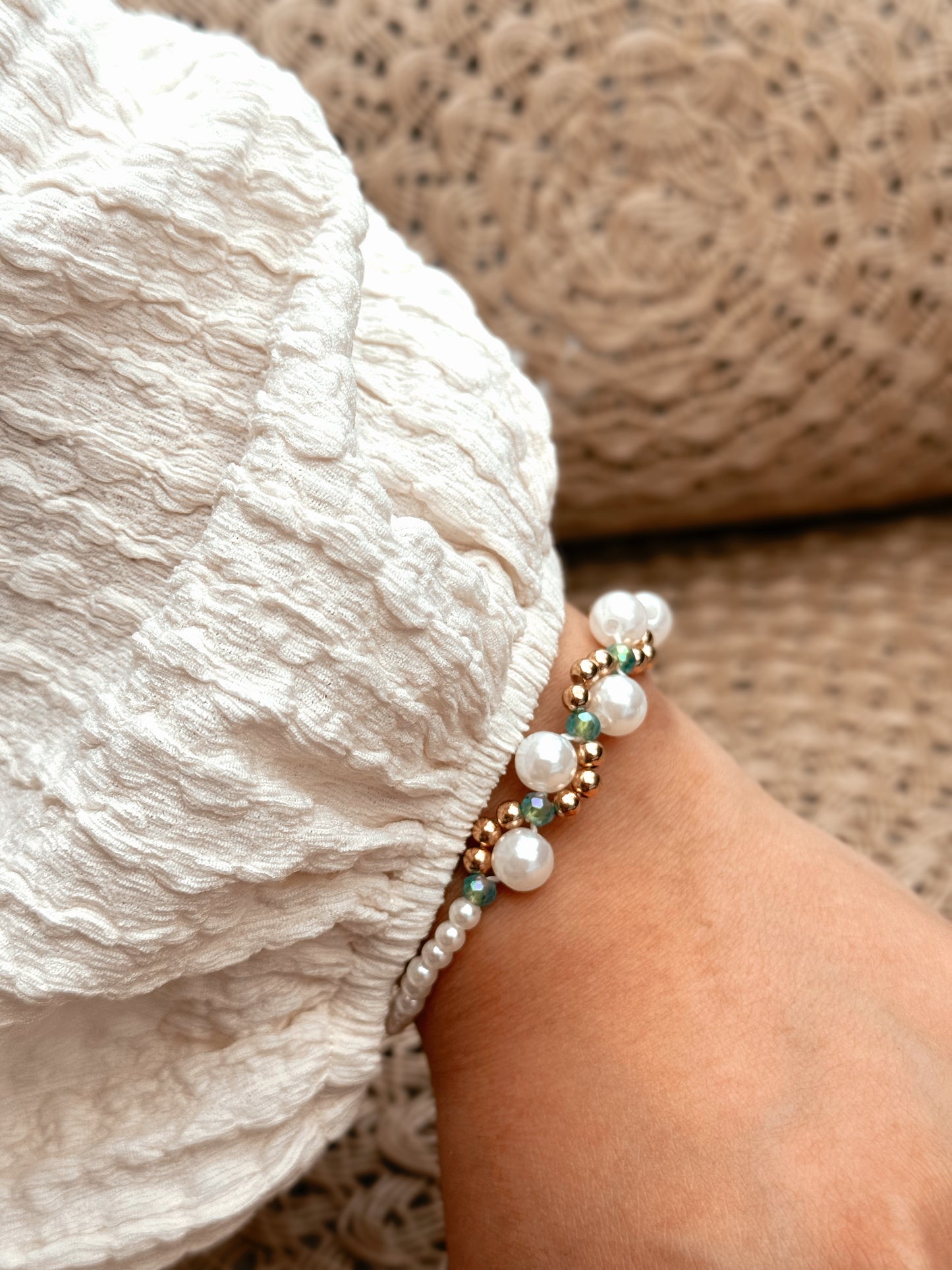 Modern Pearl and Crystal Beaded Bracelet, Nature-inspired jewelry,aesthetic jewelry