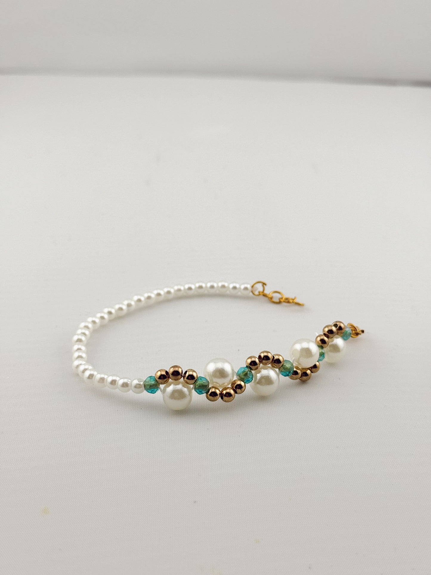Modern Pearl and Crystal Beaded Bracelet, Nature-inspired jewelry,aesthetic jewelry