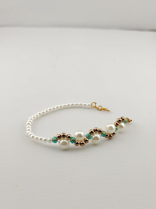 Modern Pearl and Crystal Beaded Bracelet, Nature-inspired jewelry,aesthetic jewelry